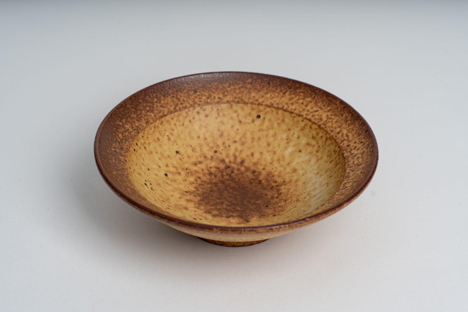 褐色作家湯碗