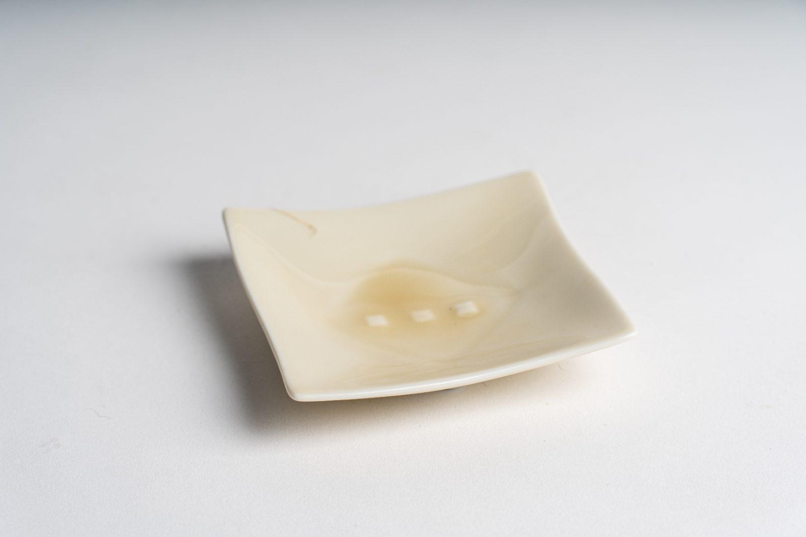 奶油白弧面方皿