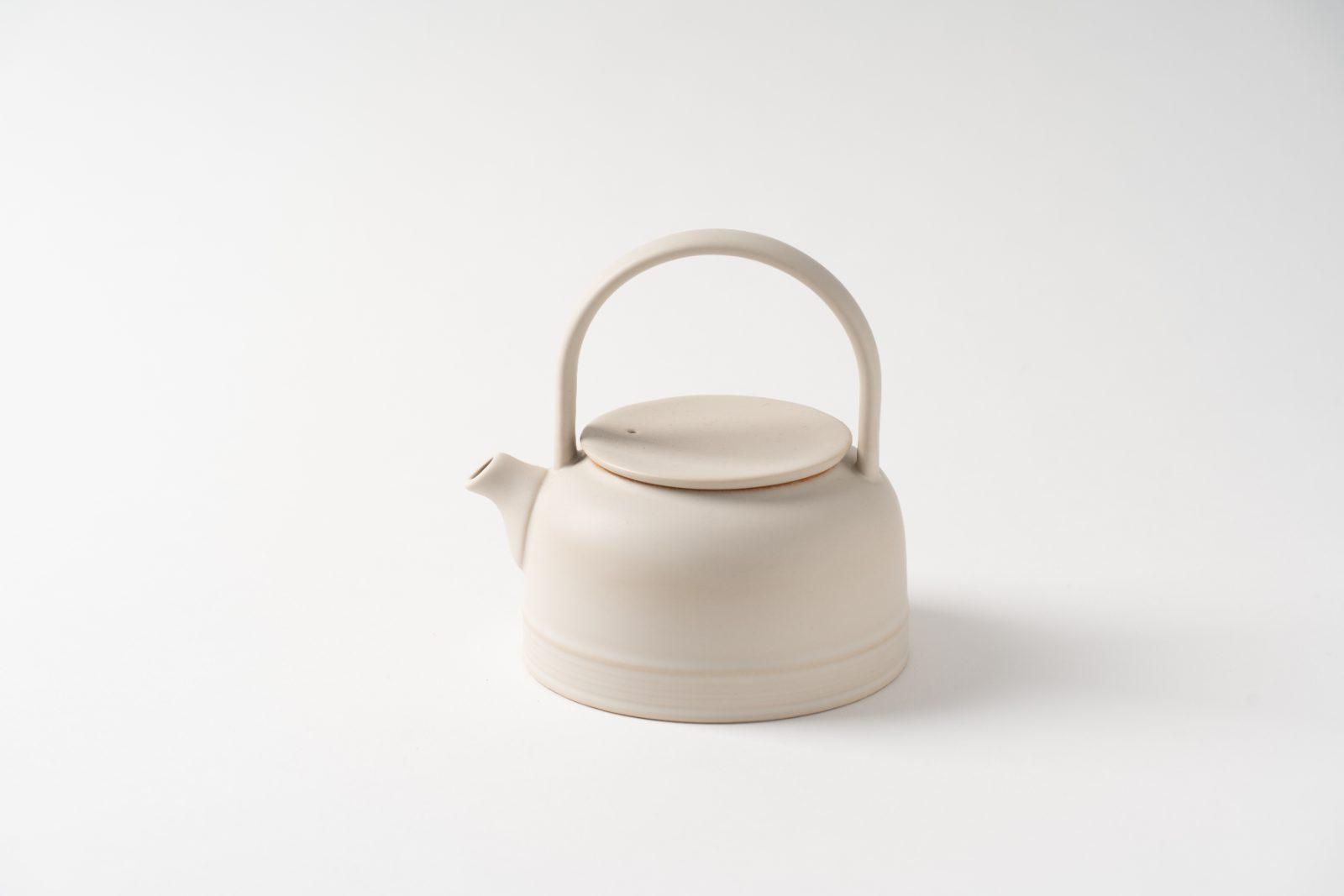 米色茶壺
