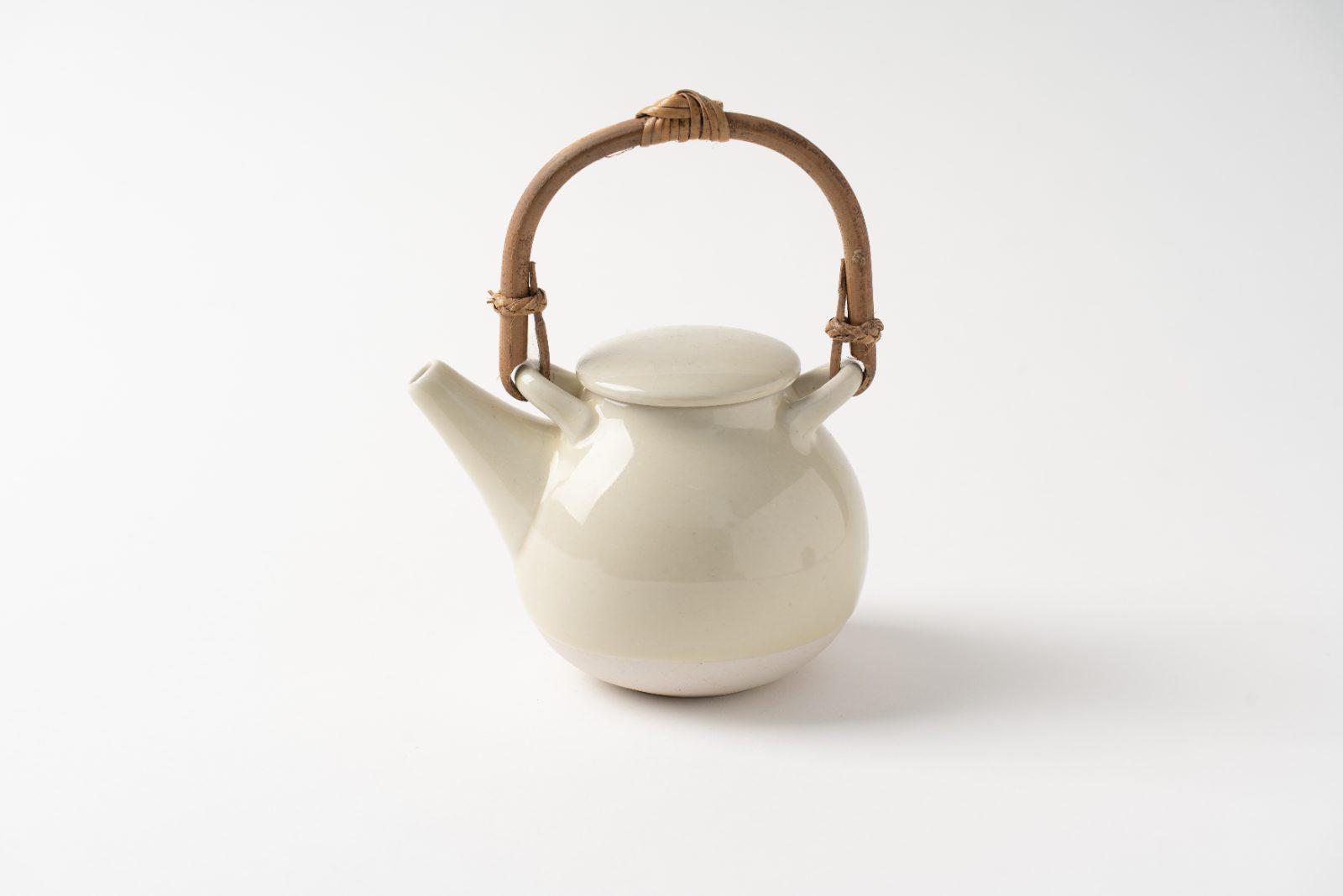 米色竹提把茶壺