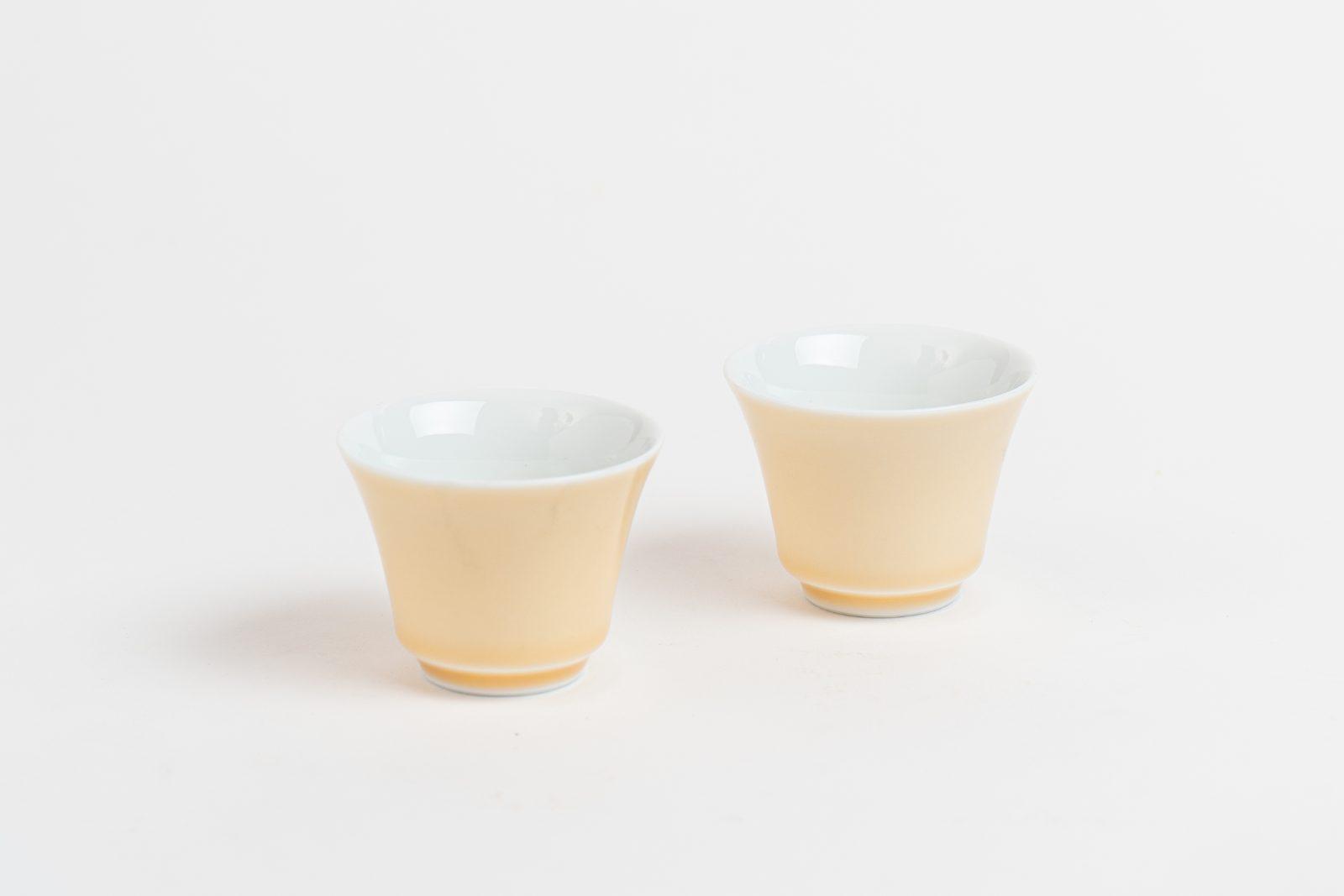 淺黃色茶杯